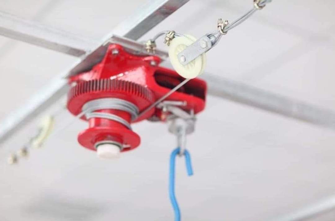 Feeding line lifting winch