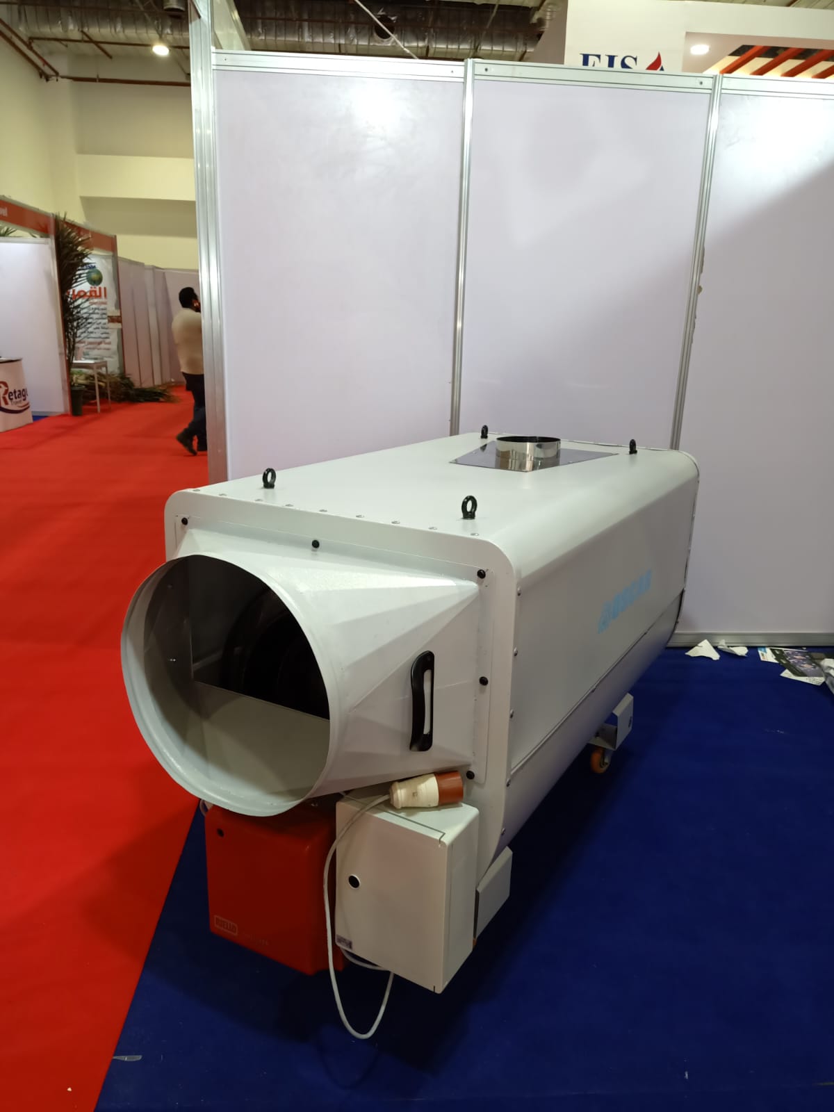 Poultry heater with front air outlet